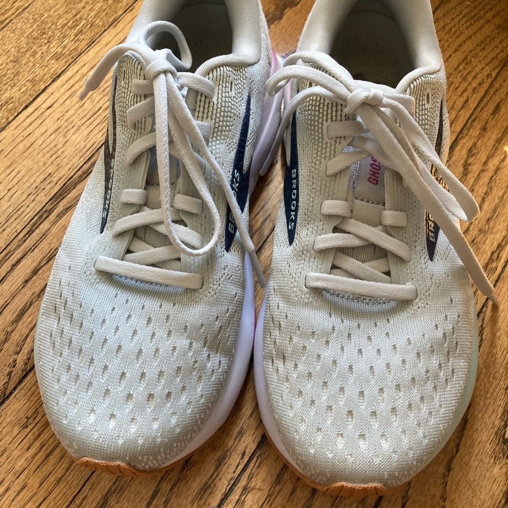 Brooks Ivory and Navy Running Shoes ghost 16